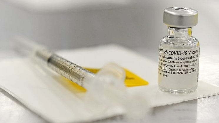 Zagrożenia związane ze szczepionkami przeciw COVID-19 nie są odpowiednio ujawniane
