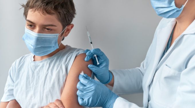 22 badania i raporty podważające skuteczność szczepionki przeciw COVID i zasadność szczepienia dzieci