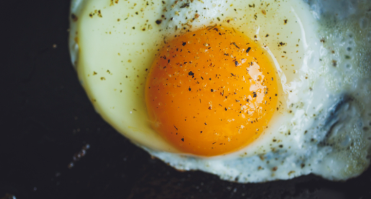 Całe jajka podnoszą poziom cennego hormonu
