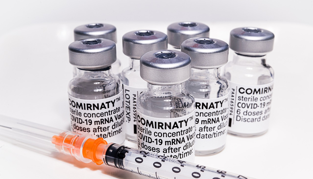 Raporty dotyczące działań niepożądanych szczepionek przeciwko COVID-19 uzyskane z Europejskiej bazy danych