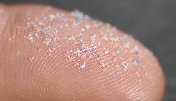 Badanie łączy mikroplastik i nanoplastik z chorobą Parkinsona i demencją