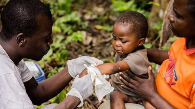 WHO zatwierdza eksperymentalną szczepionkę Mpox Billa Gatesa dla milionów dzieci w Afryce