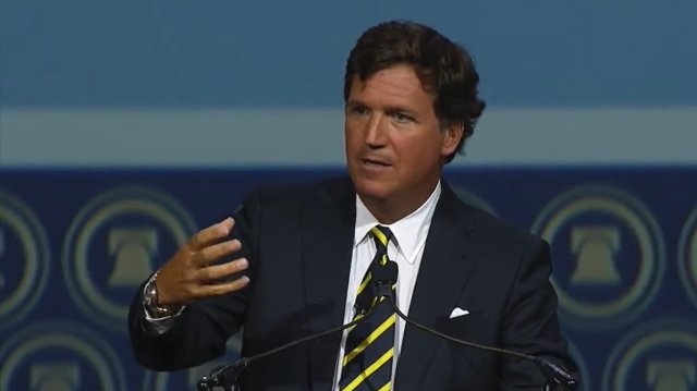 Tucker Carlson: Administracja Bidena chce pozostawić Trumpa z miażdżącym globalnym konfliktem