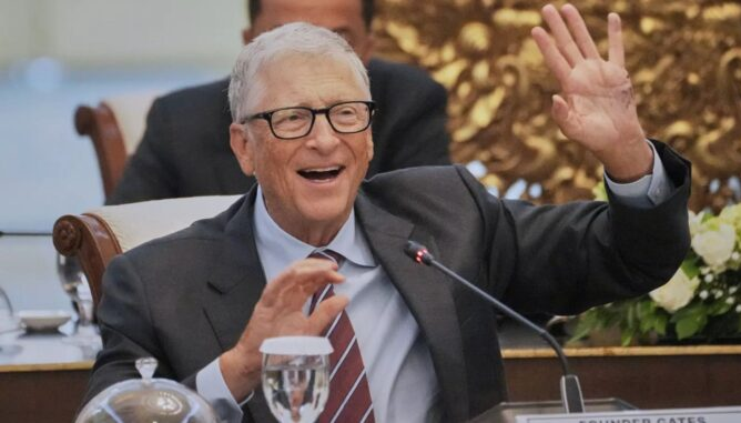 Bill Gates kupuje miliony akcji kontrahenta obronnego na kilka dni przed przyznaniem przez Wielką Brytanię ogromnego kontraktu wojskowego