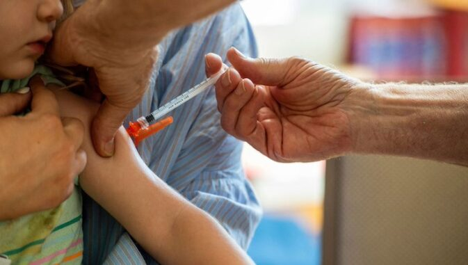 CDC pozwane za “najbardziej agresywny program szczepień na świecie”