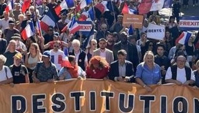 Francja: Protestujący żądają dymisji Macrona i wzywają do “Frexitu”