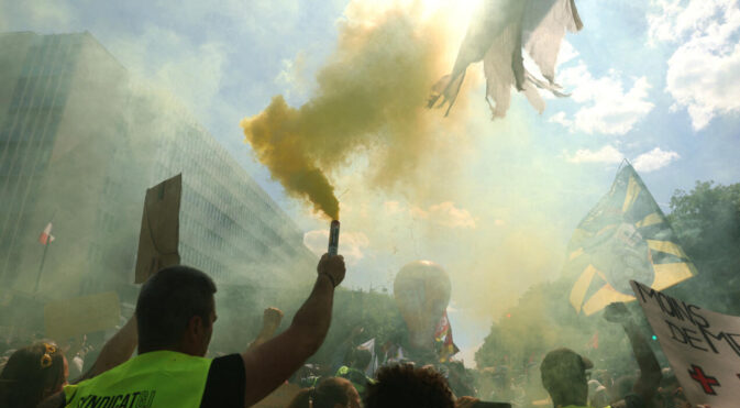 Policjanci ścierają się z francuskimi protestującymi, a władza Macrona wisi na włosku