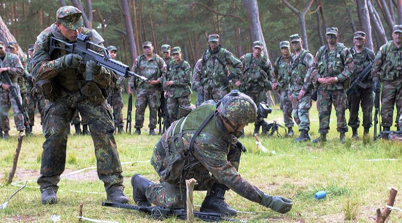 Wojenna histeria w Unii Europejskiej: Bundeswehra wzrośnie czterokrotnie, Polska szkoli matki do walki z Rosją