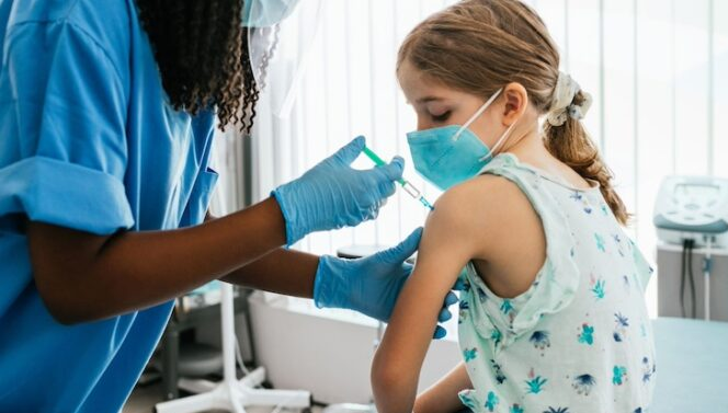 Międzynarodowy trybunał ogłasza szczepionki mRNA “biologiczną bronią masowego rażenia”