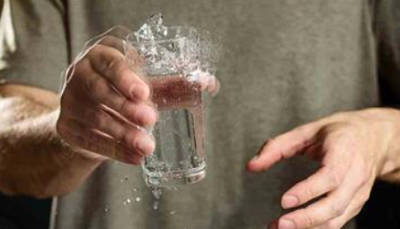 Drżenie rąk może sygnalizować niski poziom witaminy B12, magnezu lub witaminy D