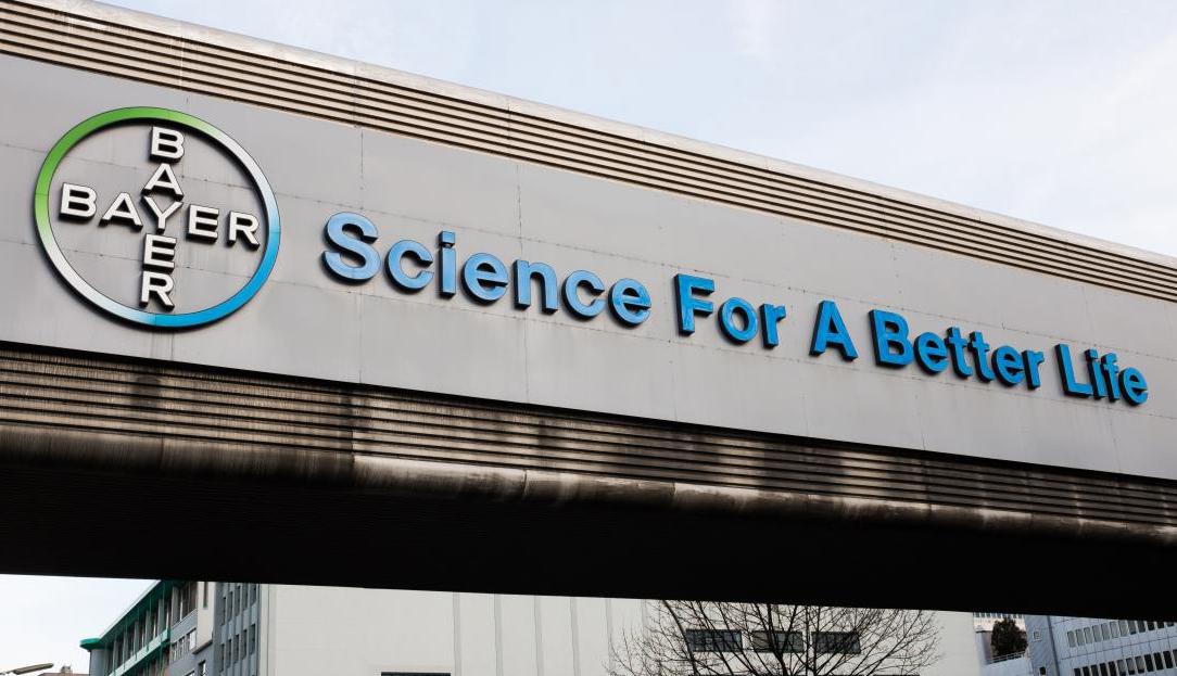 Wybucha wojna o wpływy między wielkimi farmacjami: Bayer pozywa producentów szczepionek za kradzież technologii mRNA