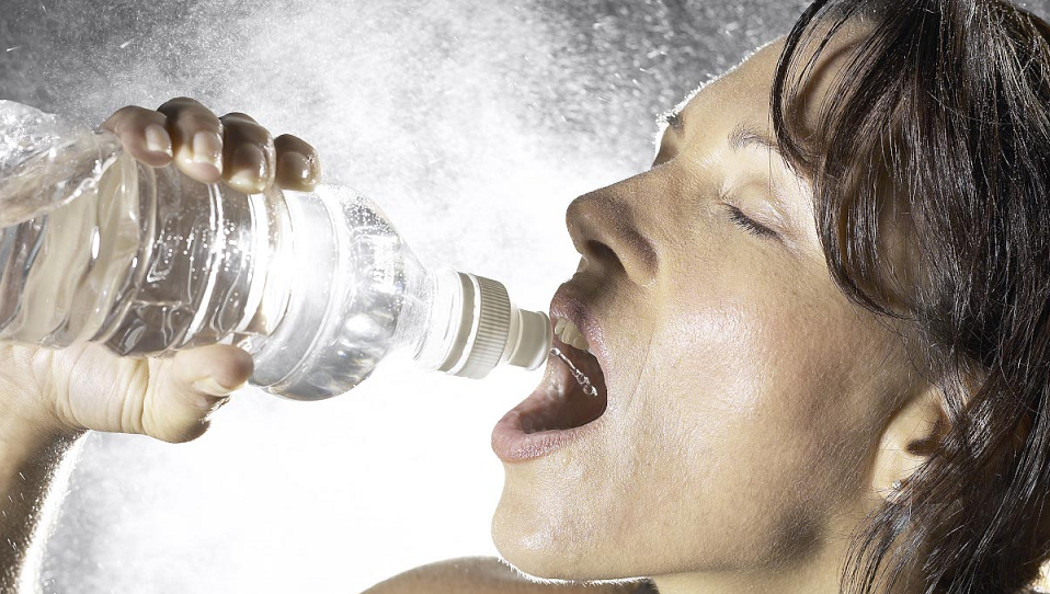 Odwodnienie a pogorszenie funkcji poznawczych: Dlaczego woda może być najlepszą ochroną dla Twojego mózgu