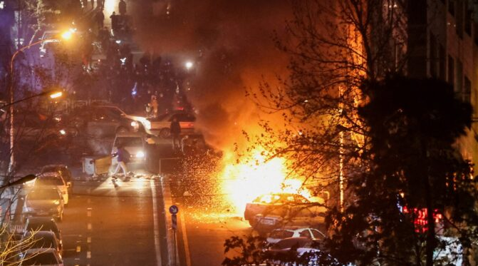 Rosja twierdzi, że Zachód dąży do zniszczenia Iranu poprzez „kolorową rewolucję”