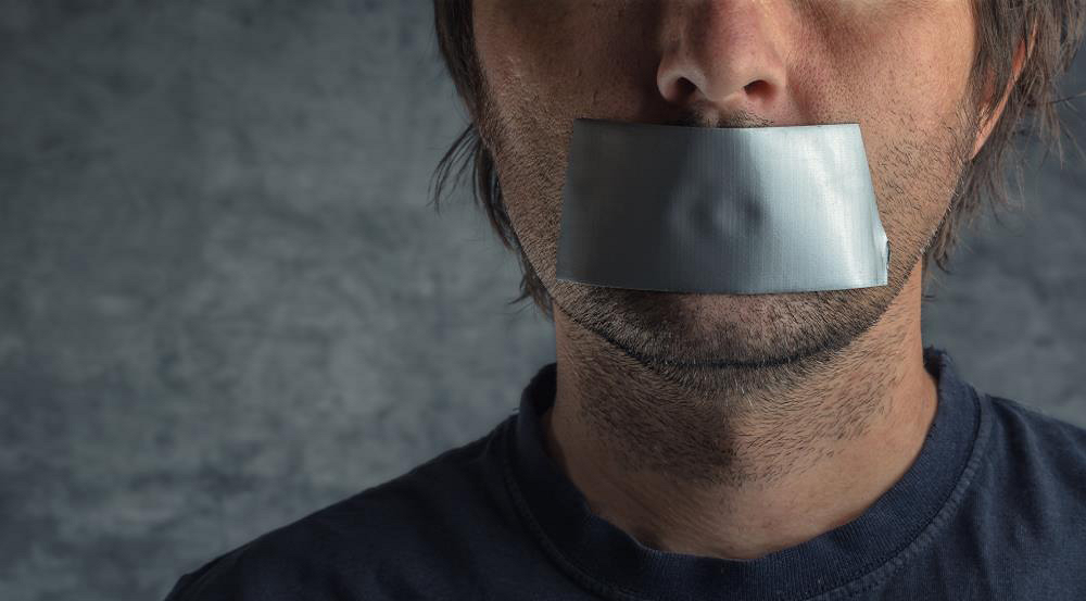 Globalne ograniczenia wolności słowa: Nadchodzi cyfrowa dyktatura, a rządy zamykają obywateli za „nieprzyzwoite” treści