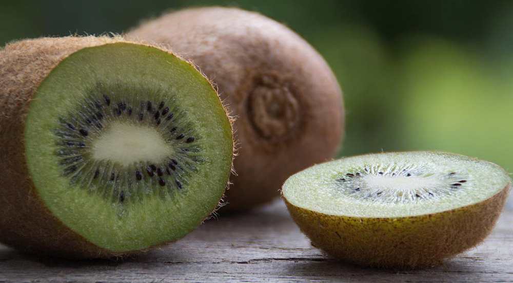 Niezwykłe kiwi: Naturalne rozwiązanie dietetyczne na typowe problemy wpływające na jakość snu i zdrowie jelit