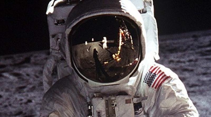 Kongresman posiadający dostęp do informacji ściśle tajnych ujawnia mistyfikację związaną z lądowaniem na Księżycu: „Nakręcono to w hollywoodzkim studiu filmowym”