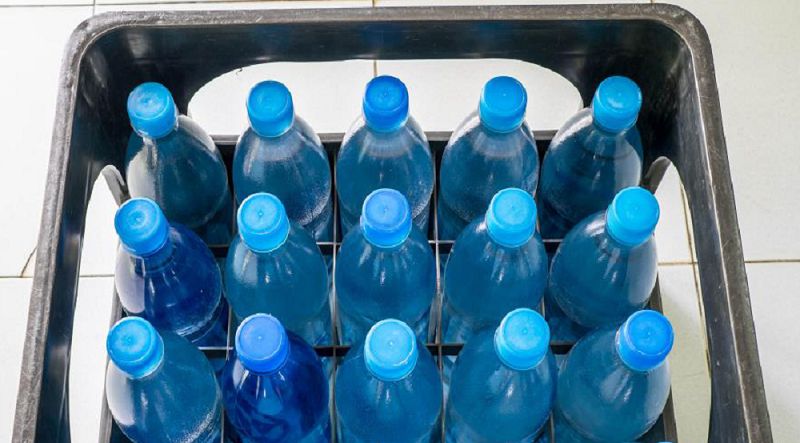 Niewidoczne cząsteczki plastiku w wodzie: Badania wykazały, że woda butelkowana zawiera trzykrotnie więcej nanocząsteczek niż woda z kranu